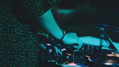 DJ bir karıştırıcıda müzik çalıyor
