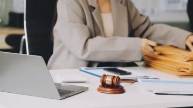 Genç iş kadını dizüstü bilgisayarda çalışıyor..