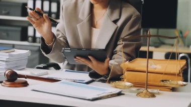 Ofiste çalışan kadın avukat. Hukuk hukuku kavramı