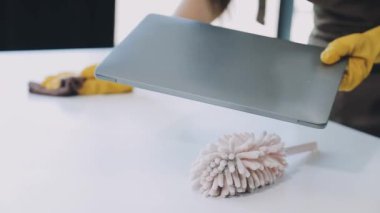 Mutfaktaki masayı temizleyen kadın.