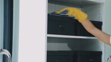 Evin penceresini temizleyen kadın