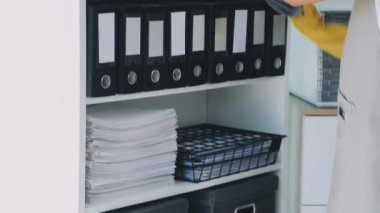 Elinde dosya olan üniformalı bir kadının fotoğrafını çek.