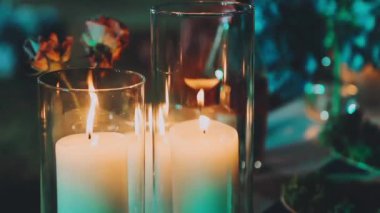 Bulanık arkaplanda çiçekli mumlar yakmak