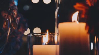 Kilisede mum yakmak.