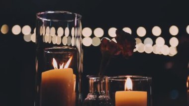 Siyah bir arkaplanda mum yakmak