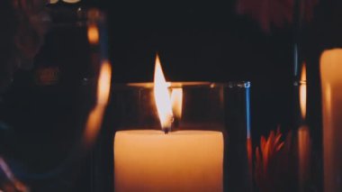 Mumlar koyu arkaplanda