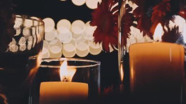 Arka planda bulanık mumlar yakmak, Noel arkaplanı