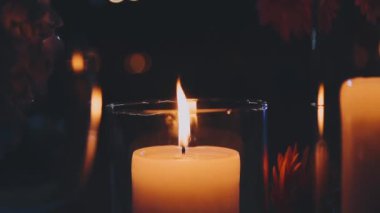 Gecenin karanlığında mum ışığı