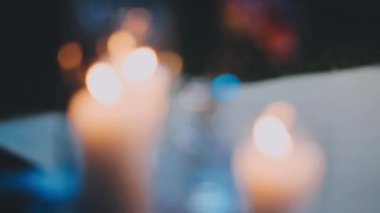 Arka plan bulanık. yanan mum.