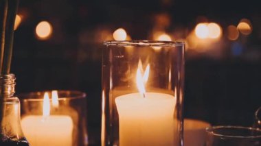 Tablo üzerinde yanan mumlar