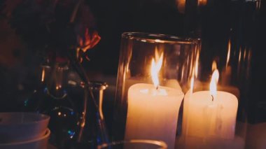 Gecenin içinde mumlar