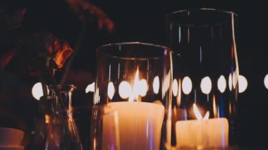 Mumlar karanlıkta yanıyor..