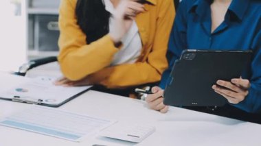 İş kadınları ofiste çalışırlar. iş kavramı.