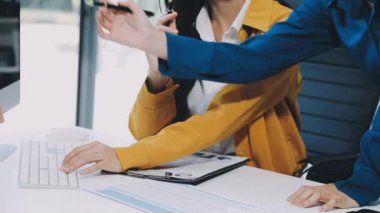 Modern bir ofiste çalışan iş adamları.