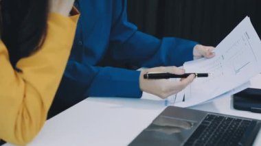 Genç Asyalı iş kadını ofiste proje üzerinde çalışıyor, iş adamları, konsept