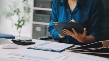 Genç işkadını tablet Office ile çalışma