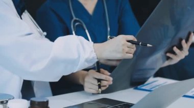 Doktor, klinikteki masada otururken tablet bilgisayar kullanıyor. Sağlık ve Tıp Hizmetleri kavramı.