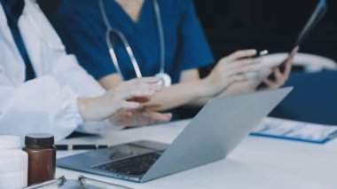 Dizüstü bilgisayar üzerinde çalışan doktorlar