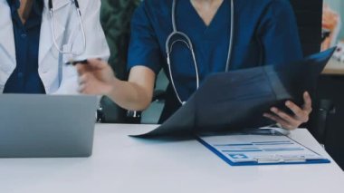 Tablet kullanan genç bayan doktor.