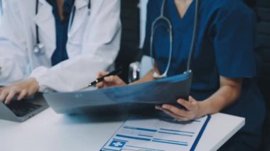 Kadın doktor hastanede tablet kullanıyor. Sağlık ve doktor hizmetleri.