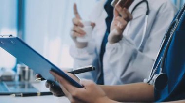 doktor dijital tablet tutuyor