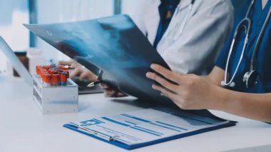 Tıp tabletli doktor hastanede.