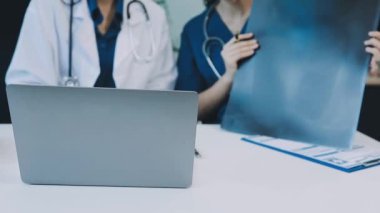 Doktorlar tablet bilgisayarla çalışıyorlar.