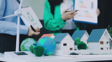 Kağıt ev modeli tutan iş adamları