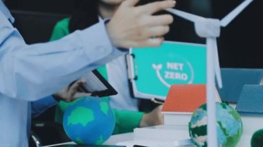 Yeşil küreyi tutan genç kadın