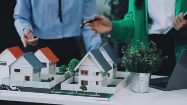 İş adamı ve kadın evde tartışıyor ve çalışıyor..