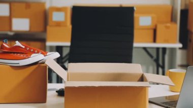 Kadın eli kutuda bir karton tutuyor, kadın ayakkabısı.
