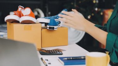 Ayakkabı seçen genç bir kadın.