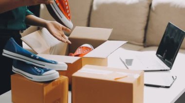 Beyaz ceketli, çantalı bir kadın.