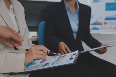 İş Belgeleri, Denetçi iş kadını arama belgesini kontrol ediyor yasal evrak hazırlıyor veya analiz için rapor hazırlıyor Vergi zamanı, muhasebeci Belgeleri iş yerindeki veri ortaklığı anlaşması anlaşması anlaşması anlaşması