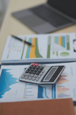 İş Belgeleri, Denetçi iş kadını arama belgesini kontrol ediyor yasal evrak hazırlıyor veya analiz için rapor hazırlıyor Vergi zamanı, muhasebeci Belgeleri iş yerindeki veri ortaklığı anlaşması anlaşması anlaşması anlaşması