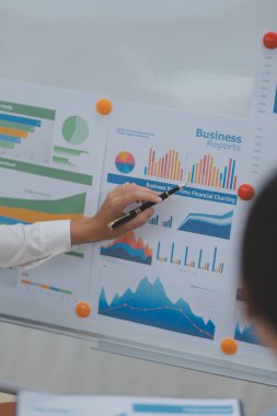 İş Belgeleri, Denetçi iş kadını arama belgesini kontrol ediyor yasal evrak hazırlıyor veya analiz için rapor hazırlıyor Vergi zamanı, muhasebeci Belgeleri iş yerindeki veri ortaklığı anlaşması anlaşması anlaşması anlaşması