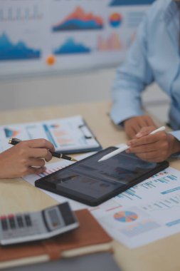 İş Belgeleri, Denetçi iş kadını arama belgesini kontrol ediyor yasal evrak hazırlıyor veya analiz için rapor hazırlıyor Vergi zamanı, muhasebeci Belgeleri iş yerindeki veri ortaklığı anlaşması anlaşması anlaşması anlaşması