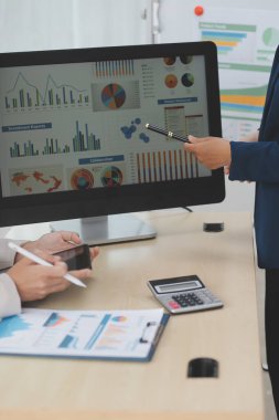 İş Belgeleri, Denetçi iş kadını arama belgesini kontrol ediyor yasal evrak hazırlıyor veya analiz için rapor hazırlıyor Vergi zamanı, muhasebeci Belgeleri iş yerindeki veri ortaklığı anlaşması anlaşması anlaşması anlaşması