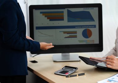 İş Belgeleri, Denetçi iş kadını arama belgesini kontrol ediyor yasal evrak hazırlıyor veya analiz için rapor hazırlıyor Vergi zamanı, muhasebeci Belgeleri iş yerindeki veri ortaklığı anlaşması anlaşması anlaşması anlaşması