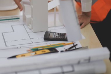 Modellik ve planlama alanında ortaklık ve mühendislik araçlarıyla çalışmak üzere proje için mühendis veya mimar toplantısının inşaat ve yapı konsepti, her iki şirket için de sözleşme.