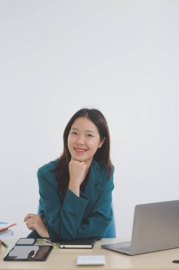 İnternette çalışmak ya da ödev yapmak için dizüstü bilgisayar sabit kulaklık kullanan genç bir kadının yaşam tarzı budur..