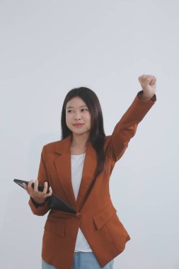 Mutlu, rahat, genç bir kadın evde oturmuş tablet kullanıyor, heyecanlı bir bayan elinde tabletle gülüyor, mobil uygulamalarla online ekommerce alışverişi yapmaktan zevk alıyor.