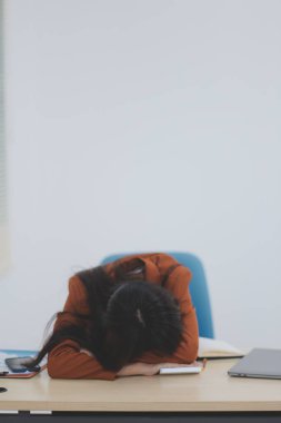 Asyalı kadınlar dizüstü bilgisayarda çalışırken streslidirler, ofiste başı ağrıyan Asyalı iş kadını, işte hasta hissederler, yer kopyalayabilirler.