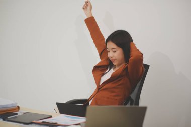 Hırslı ve kendini işine adamış genç bir profesyonel, dizüstü bilgisayarında özenle çalışırken verimliliğini ve detaylara olan ilgisini gösteriyor.