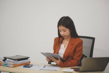 Hırslı ve kendini işine adamış genç bir profesyonel, dizüstü bilgisayarında özenle çalışırken verimliliğini ve detaylara olan ilgisini gösteriyor.