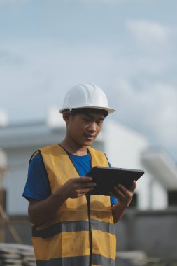 Sol el tableti tutarken işçi teftişi. Tablet kullanan müfettiş..