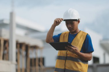 Sol el tableti tutarken işçi teftişi. Tablet kullanan müfettiş..