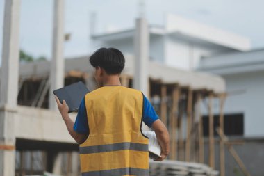 Sol el tableti tutarken işçi teftişi. Tablet kullanan müfettiş..