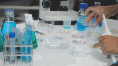 Laboratuarda Laboratuar kapkacakları