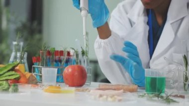 Laboratuvardaki masada çalışan bilim adamı. Laboratuvardaki bilim adamı